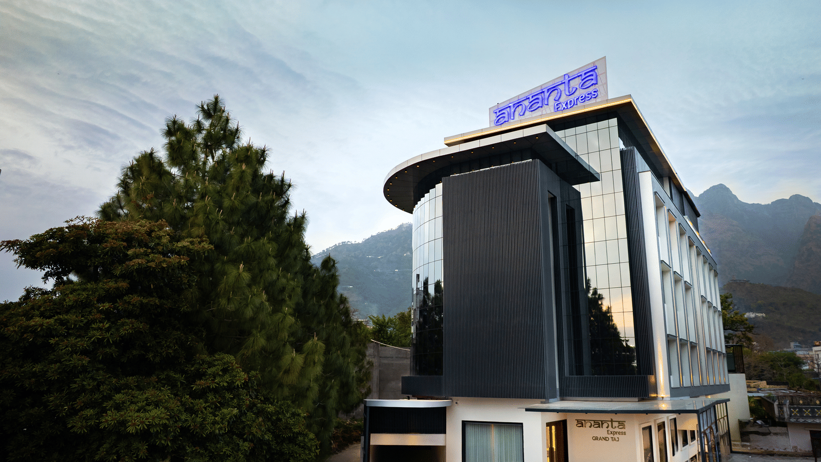 Hotel Ananta Express